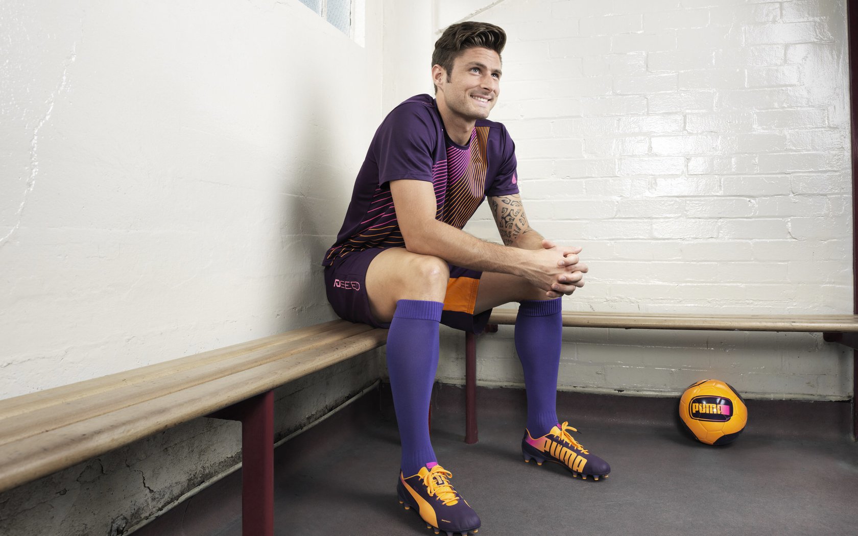 杨瀚森积极参与球队战术讨论展示成熟心态,杨瀚西简介